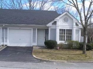 37 Glen Dr, Ridge, NY 11961