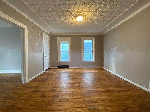 5th image of 109 Hier Ave #1