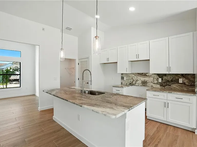 2607 38th St SW — Photo 7
