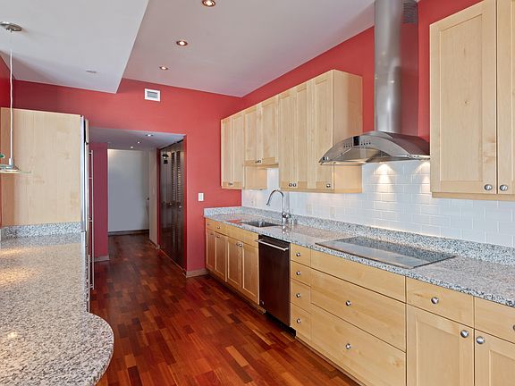 4th image of 923 E Kilbourn Ave Unit 1802