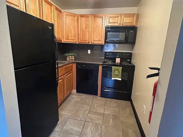 HOLLY GARDEN APARTMENTS — Photo 10