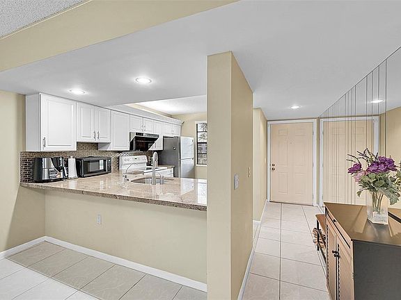 3rd image of 6109 Balboa Circle #305