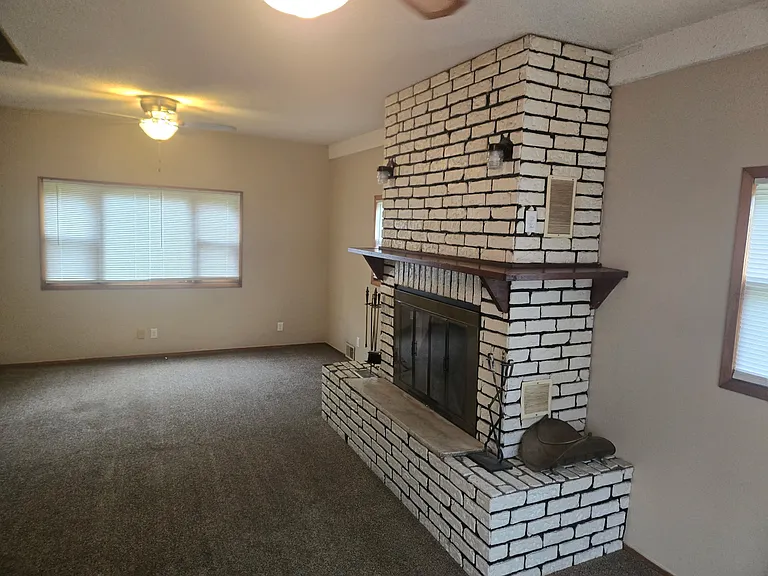 1013 Broadway St — Photo 7