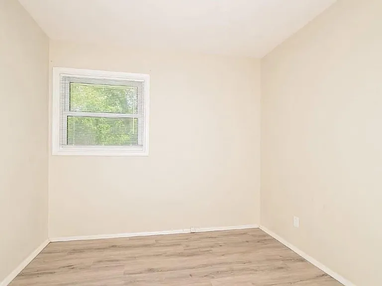 10301 Ross Cir — Photo 8