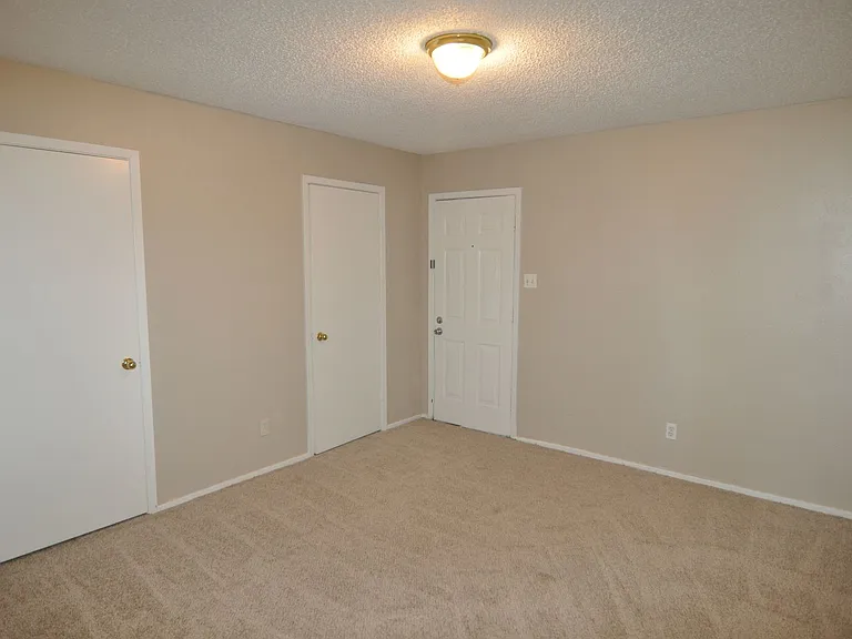 2034 Oakwood Ct — Photo 8