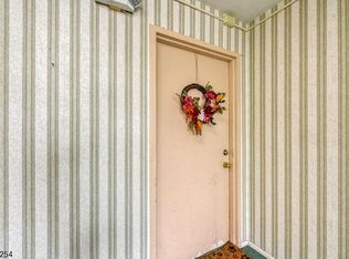 410 Sharon Ct, Woodbridge, NJ 07095