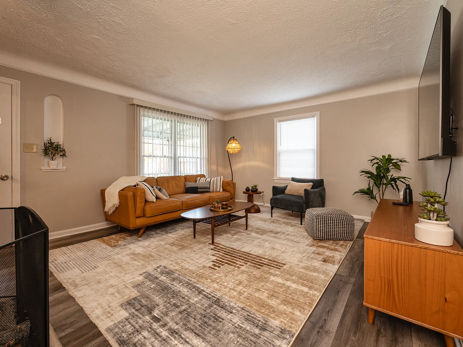3 bed, 1.5 bath, 1326 sqft, $3,300 — Photo 2