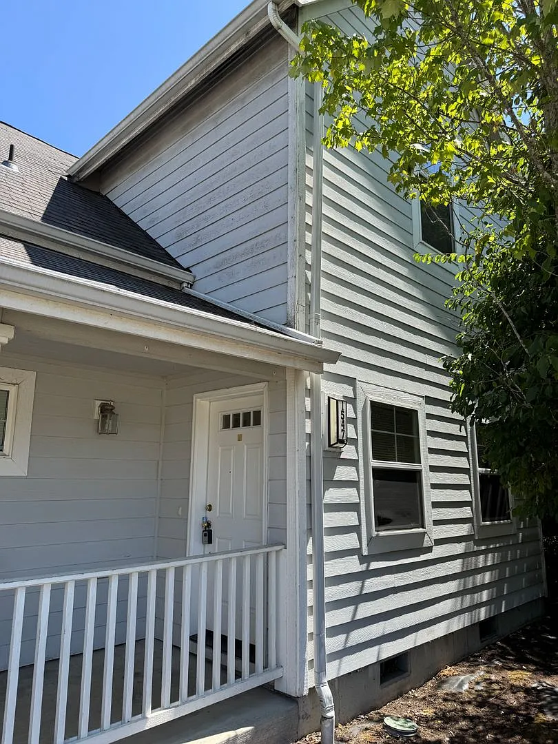 2 bedroom apartment in a great neighborhood! — Photo 2