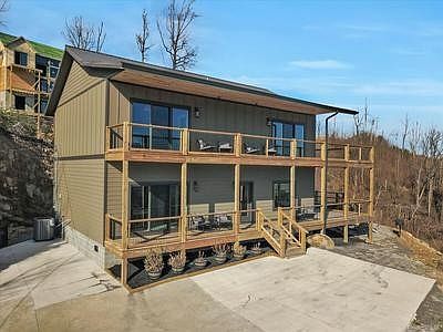 1st image of 833 Village Loop Rd