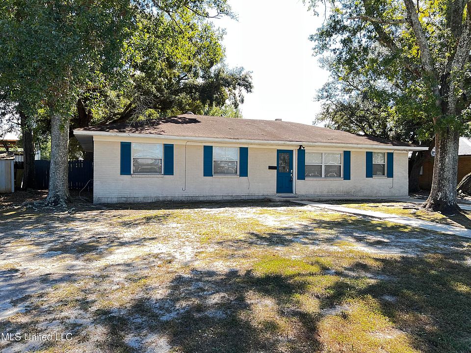 1st image of 2012 Saint James Blvd