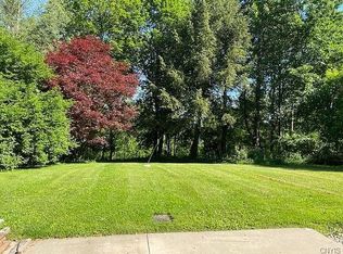 8 Hawthorne Rd, New Hartford, NY 13413