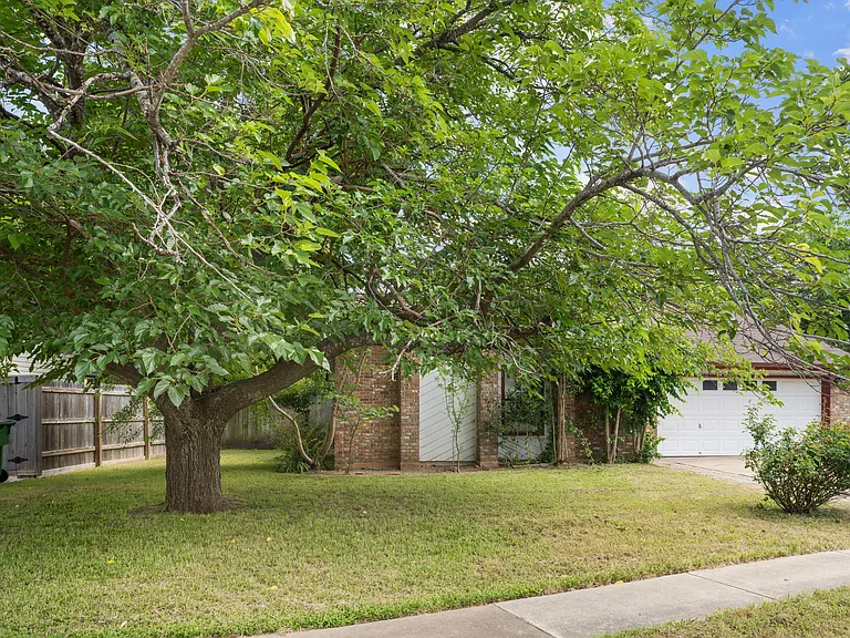 1203 Yorkshire Ln — Photo 2