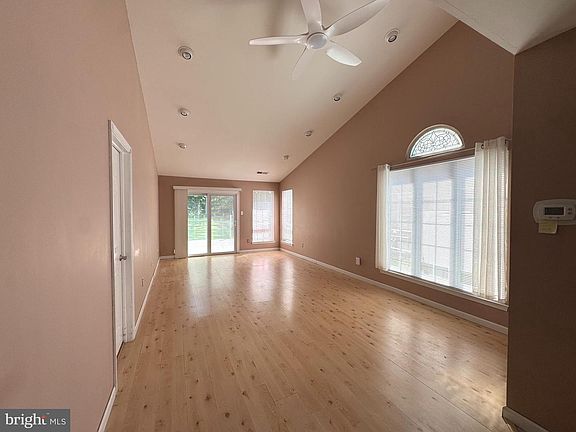3rd image of 290 Woods Edge Pl