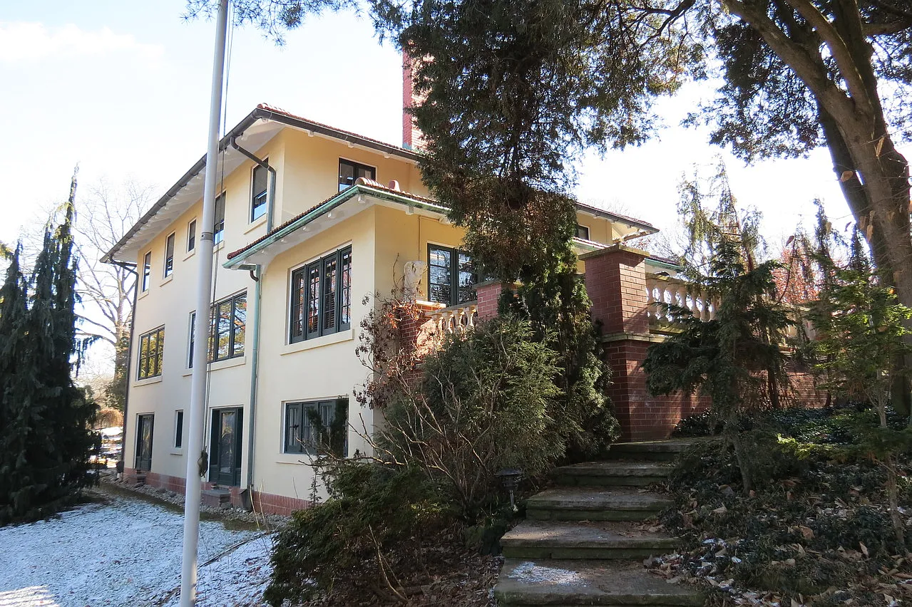 285 Riverside Dr photo 1
