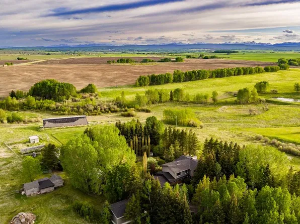 4 W Meadows Dr, Rocky View County, AB T3Z 3J8
