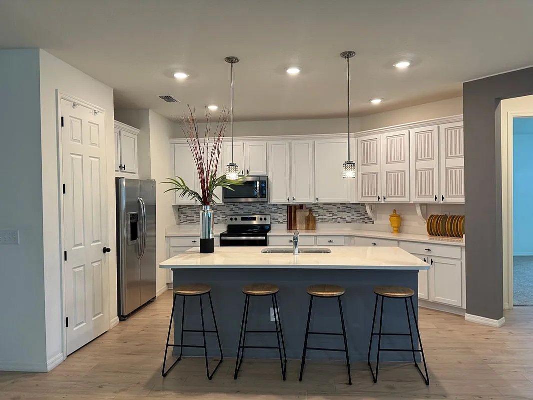 4 bed, 2.0 bath, 2009 sqft, $3,250 — Photo 3