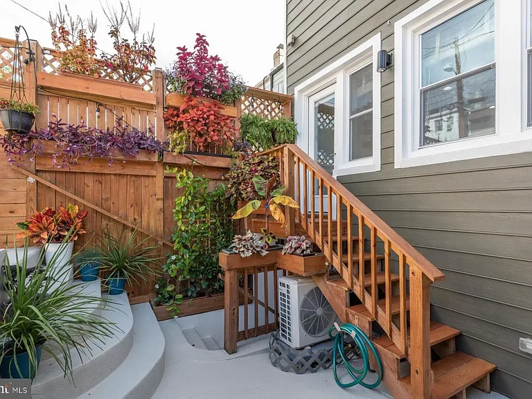 909 Delafield Pl NW #B — Photo 16