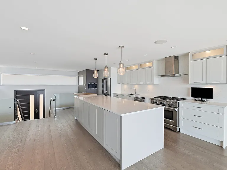 15240 Victoria Ave — Photo 7