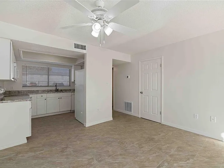 3569 Bee Ridge Rd — Photo 4