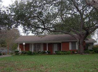 609 N Heideke St, Seguin, TX 78155