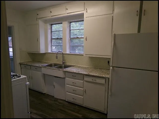 2021 N Poplar St — Photo 9