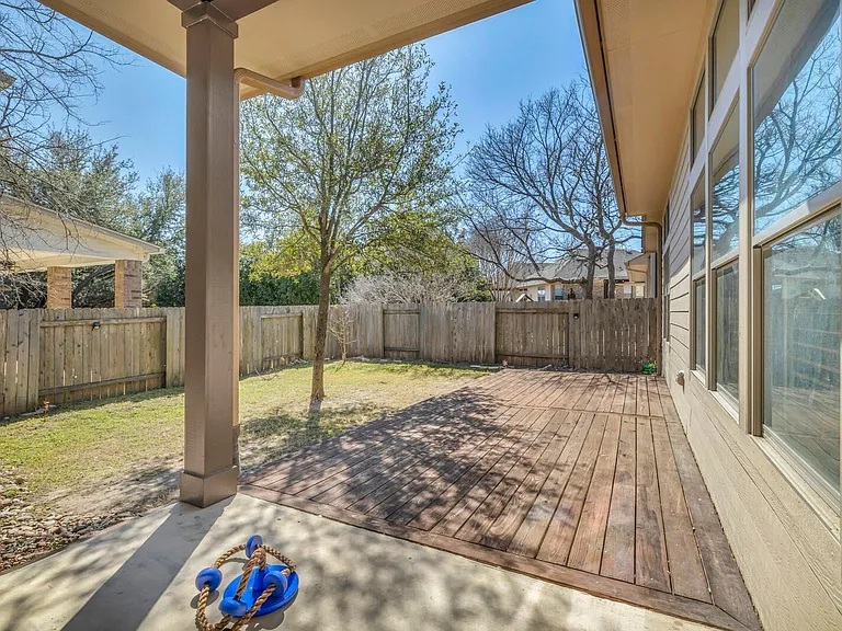 105 Latitude Ln — Photo 32
