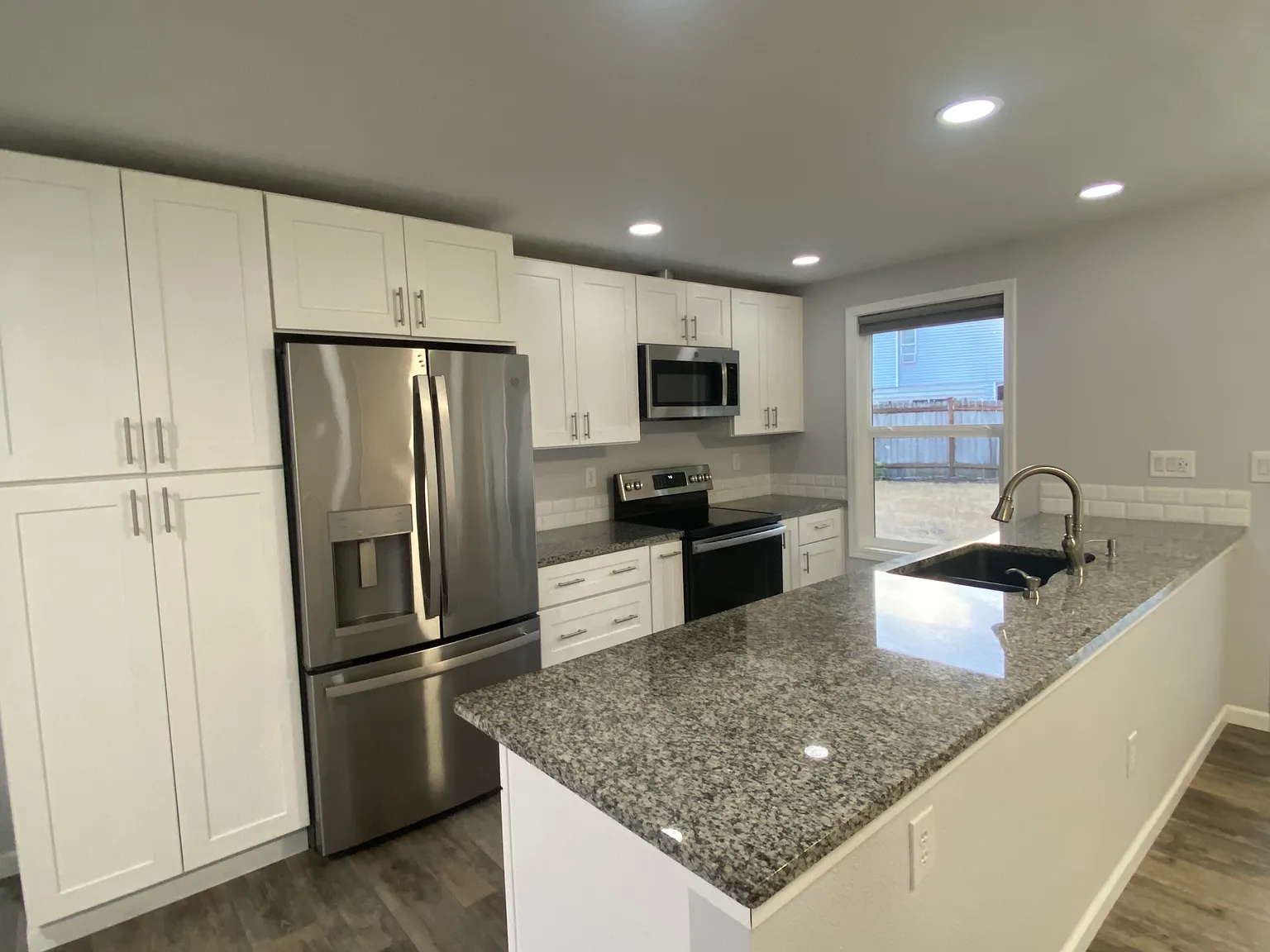 3 bed, 1.5 bath, 1064 sqft, $2,300 — Photo 2