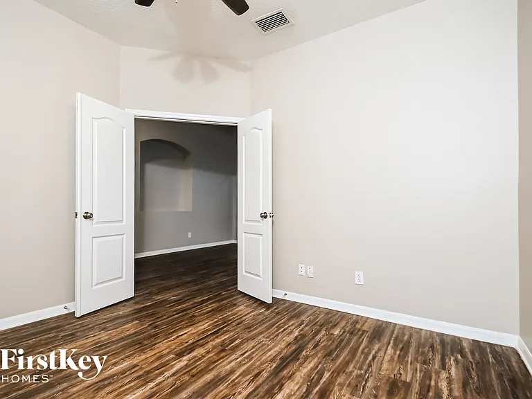 8907 Sandy Plains Dr — Photo 13