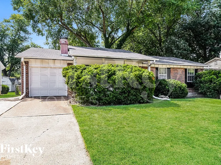 2030 E Humes Ln — Photo 2