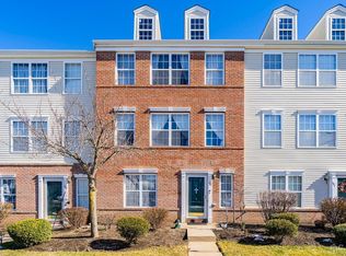 105 Pointe Of Woods Dr, Parlin, NJ 08859