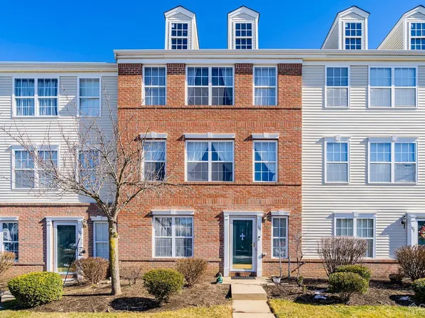 105 Pointe Of Woods Dr, Parlin, NJ 08859
