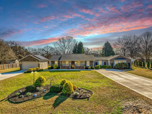 1012 Berry Dr, Boiling Springs, SC 29316