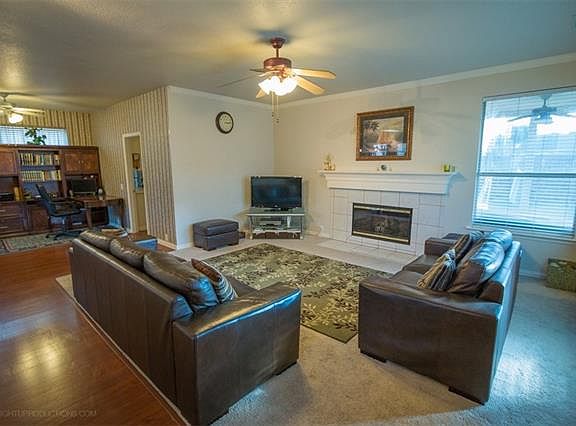 2nd image of 2110 Meredith Ln