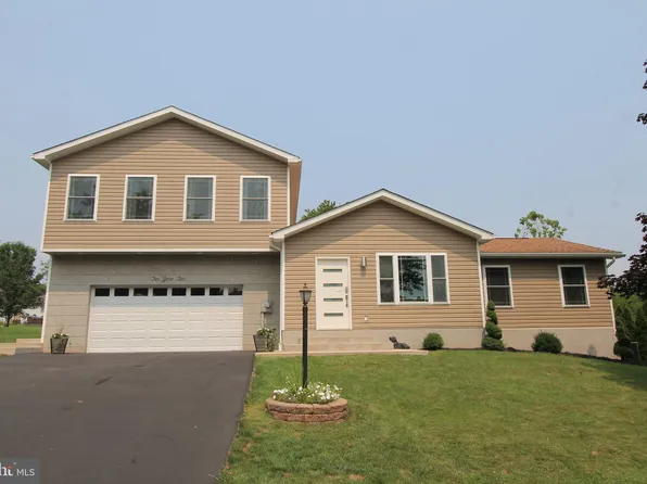 202 N Vanessa Dr, Pleasant Gap, PA 16823