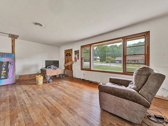 3rd image of 145 Cornell Rd