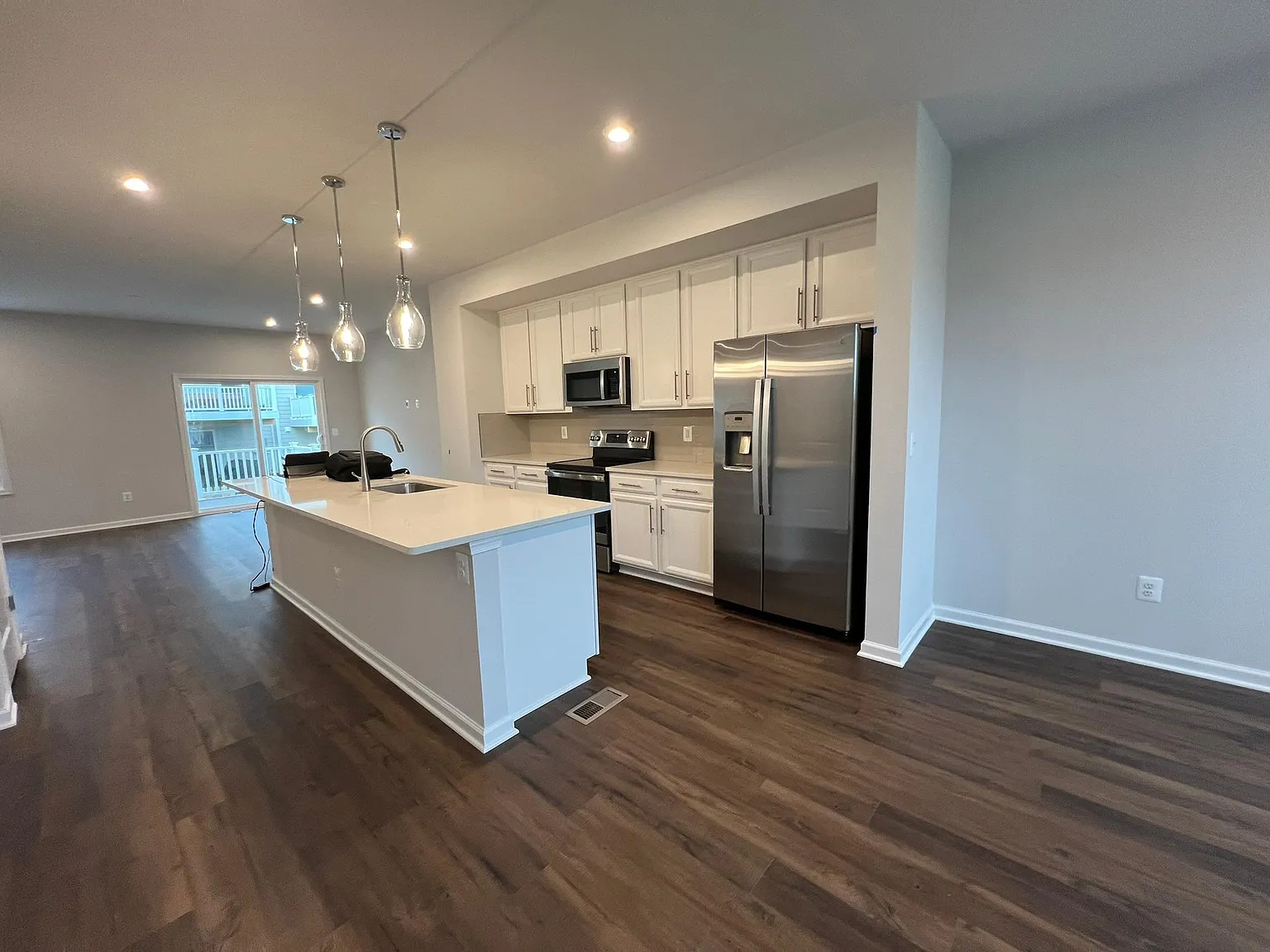 3 bed, 3.5 bath, 2080 sqft, $2,590 — Photo 2