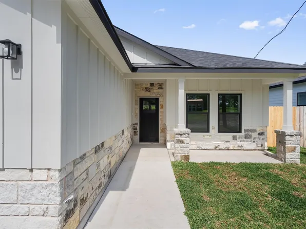 889 S Leon St, Giddings, TX 78942