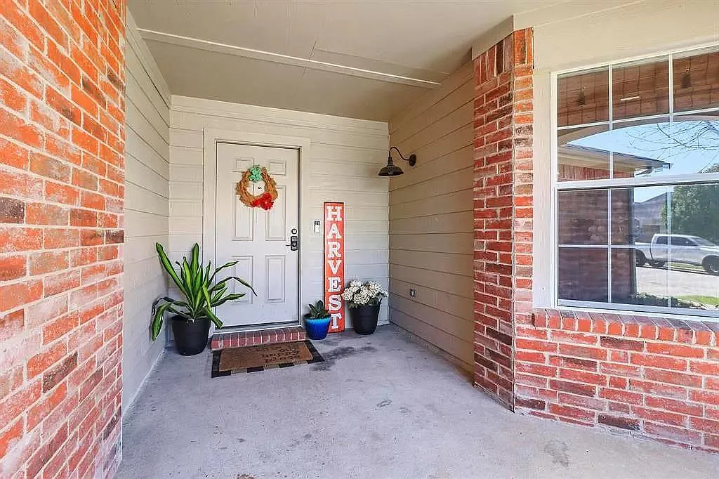 227 Hilltop Dr — Photo 3