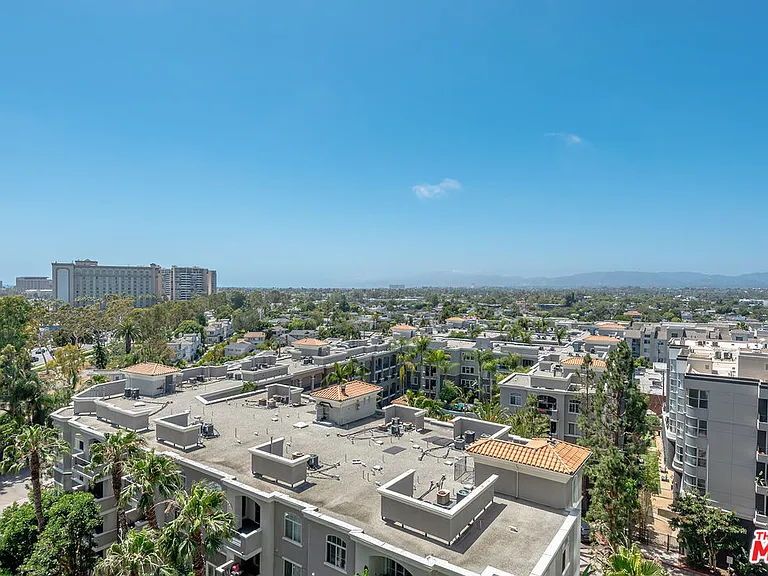 13700 Marina Pointe Dr #910 — Photo 11