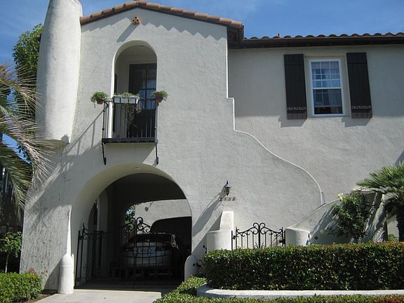 Apartment own entrance through the gate in the middle up the stairs