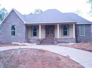 12 Honors Ln, Hattiesburg, MS 39402