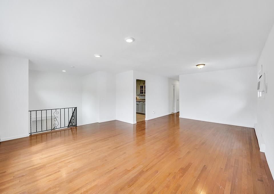 1st image of 405 Massapequa Ave #2