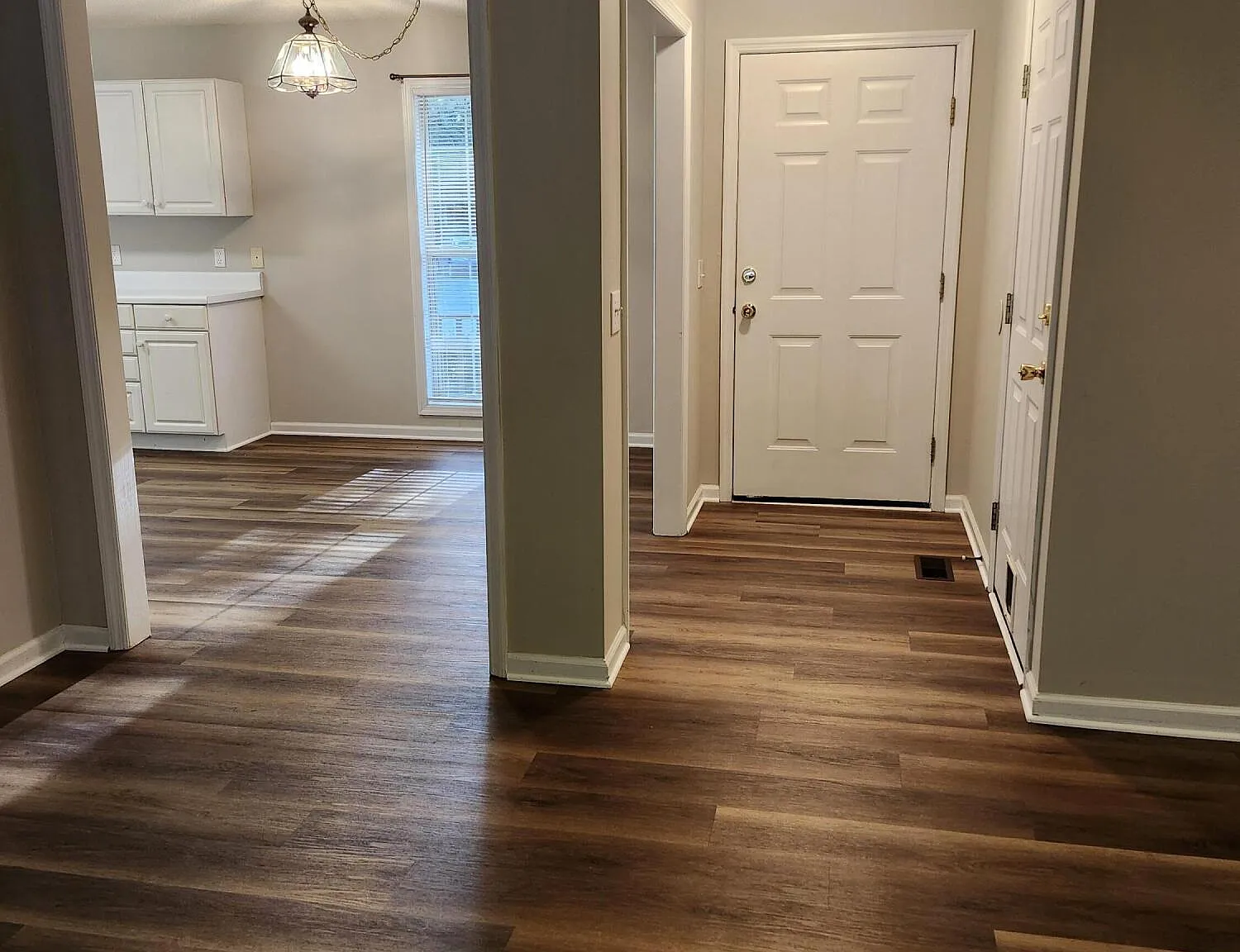 3 bed, 2.0 bath, 1350 sqft, $2,000 — Photo 2