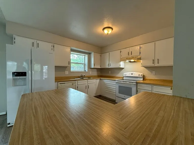 7140 Poteae Dr — Photo 7