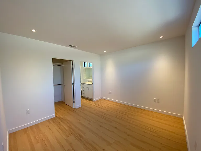2054 Blake Ave #1/2 — Photo 5