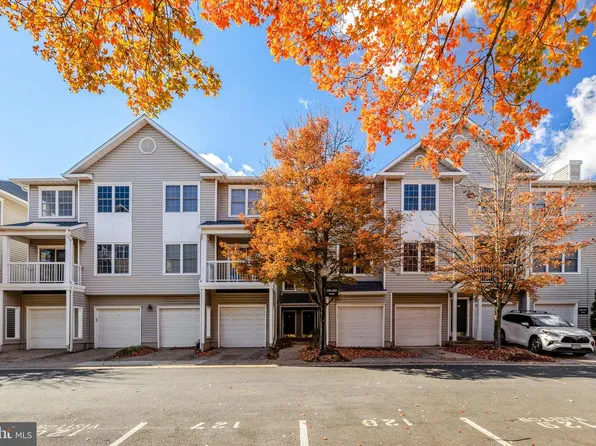 12899 Fair Briar Ln, Fairfax, VA 22033