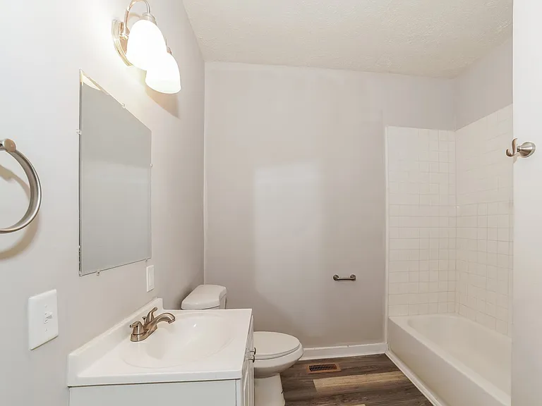 1762105_024_main_bathroom_13428651.jpg