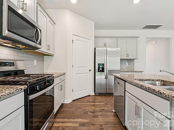 3rd image of 132 Scotsway Ct