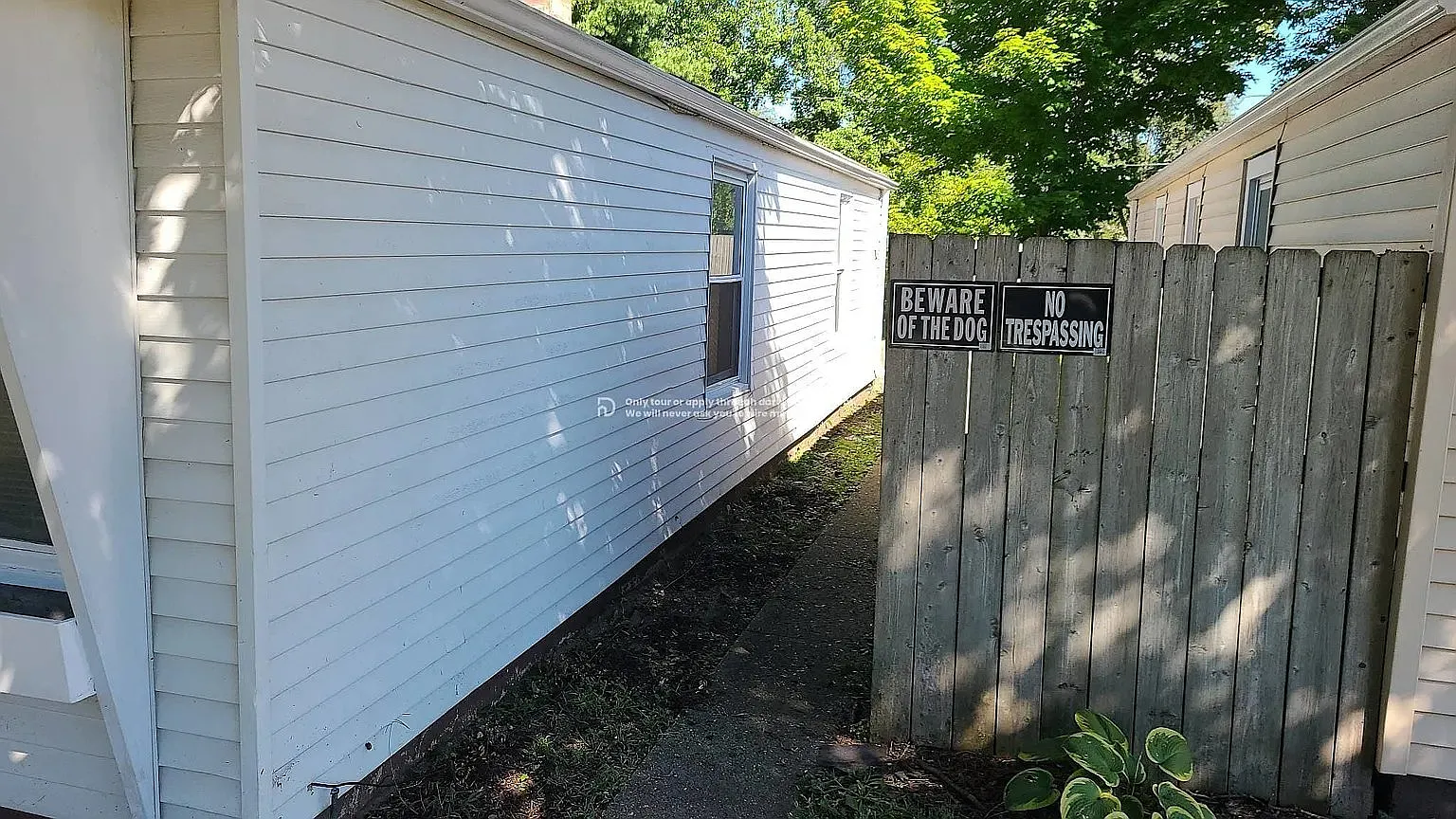 3 bed, 1.0 bath, 1008 sqft, $1,047 — Photo 2