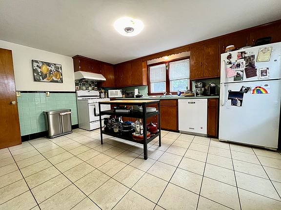 5th image of 179 Faneuil St